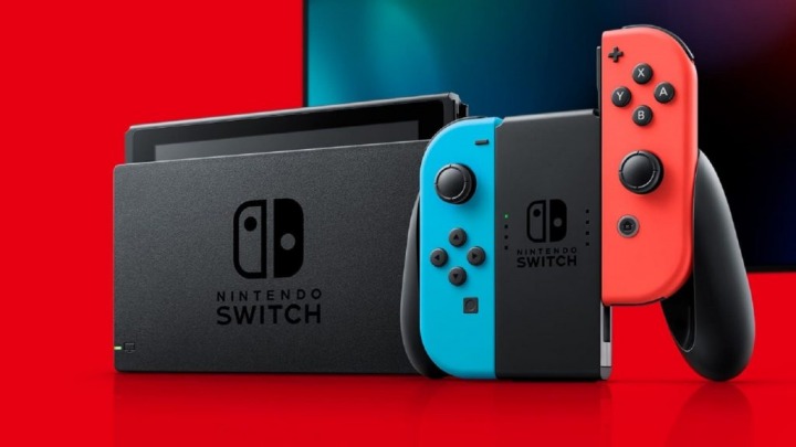 لم يفقد جهاز Nintendo Switch زخمه رغم طرحه قبل أكثر من أربع سنوات بعام 2017، وخاصة عندما يتعلق الأمر بالمبيعات فإن جهاز Nintendo الهجين قد ازدادت مبيعاته بشكل قوي مع مرور الوقت بتخطيه حاجز الـ 80 مليون نسخة مباعة حتي الأن. وبالنظر إلى هذا النجاح الدائم والمتزايد، فلم يشهد الـ Nintendo Switch أي تخفيضات في الأسعار  منذ إطلاقه سوى الآن.